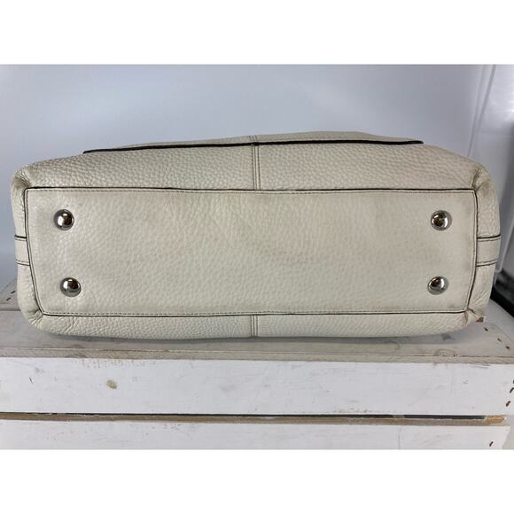 COACH F14686 LARGE IVORY PEBBLED LEATHER SHOULDER BAG WITH CHARM - Picture 7 of 16